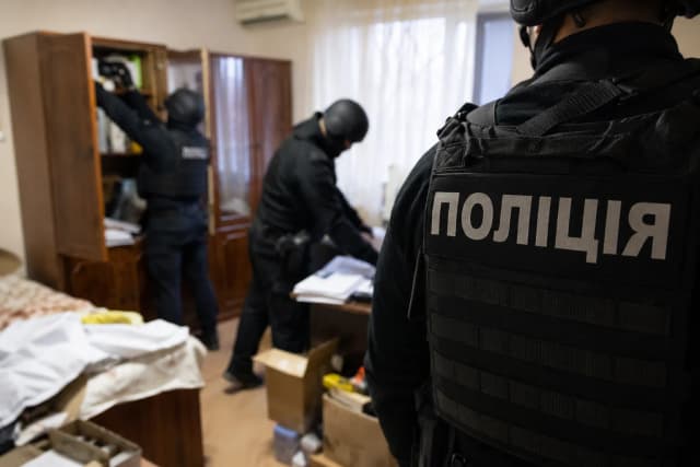 Обшук ніколи не починається за розкладом.
